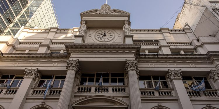 Milei acerta em fortalecer o Banco Central em contradição ao que havia prometido