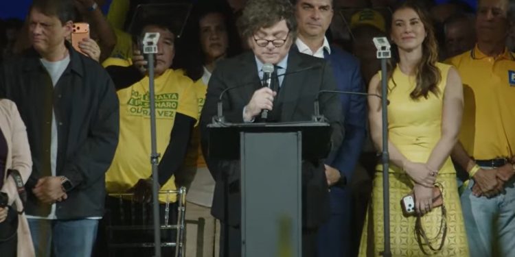 Milei faz discurso duro durante convenção do PL, diz que ‘somente Flávio pode parar Lula’ e atrela petista ao socialismo