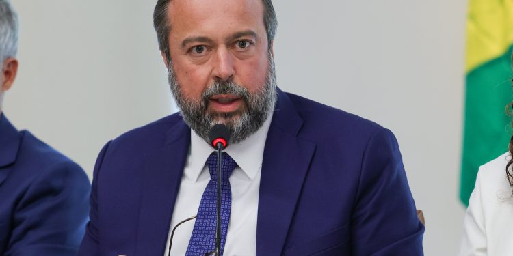 Ministro de Minas e Energia diz que agentes econômicos devem ser tratados como 'caminhão de japoneses': 'Todos iguais'