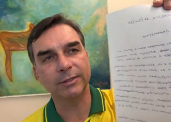 Moraes suspende visitas de Flávio Bolsonaro ao pai e manda apurar possível propaganda eleitoral antecipada