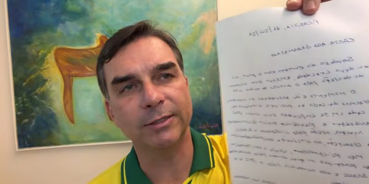 Moraes suspende visitas de Flávio Bolsonaro ao pai e manda apurar possível propaganda eleitoral antecipada