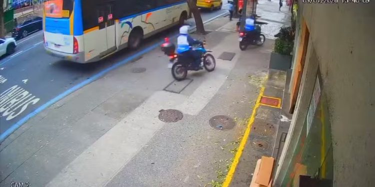 Moto invade calçada durante perseguição em Copacabana, e suspeito é preso após perder o controle
