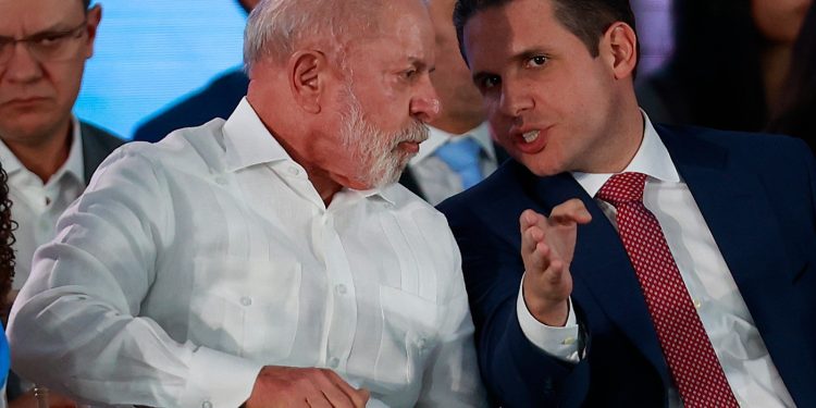 Motta avisa líderes que Câmara pode votar projeto sobre combustíveis caso governo Lula não retire subsídio à gasolina