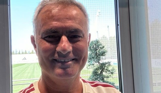 Mourinho inicia trabalhos no Real Madrid antes da pré-temporada e publica foto na volta ao clube: 'vamos'