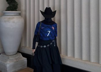 Mulher de Dembélé que não exibe o rosto nas redes mostra 'look cowboy' que usou em jogo que eliminou a França; veja fotos