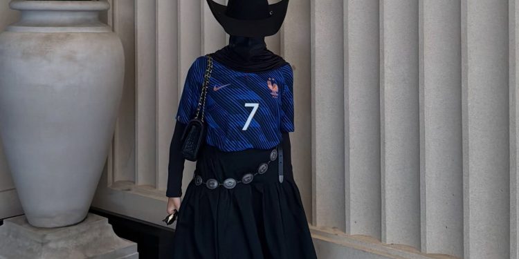 Mulher de Dembélé que não exibe o rosto nas redes mostra 'look cowboy' que usou em jogo que eliminou a França; veja fotos
