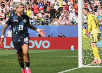 Enciso comemora gol do Paraguai sobre a Alemanha, do goleiro Neuer, na Copa do Mundo — Foto: Odd ANDERSEN / AFP