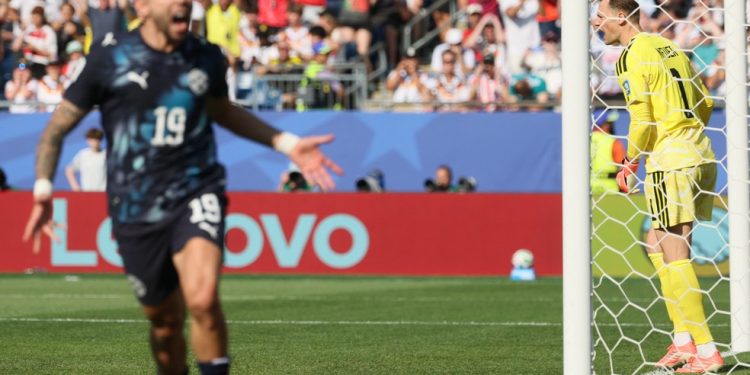 Enciso comemora gol do Paraguai sobre a Alemanha, do goleiro Neuer, na Copa do Mundo — Foto: Odd ANDERSEN / AFP