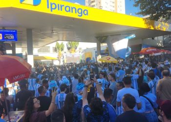 Na torcida pela Argentina, branco e azul celeste tomam conta da Rua da Mooca, em São Paulo