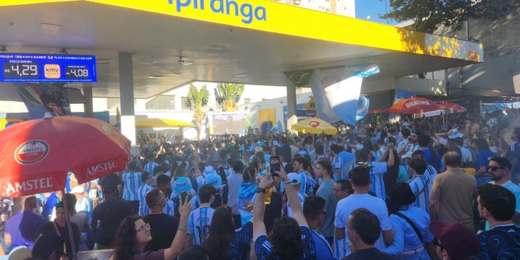 Na torcida pela Argentina, branco e azul celeste tomam conta da Rua da Mooca, em São Paulo