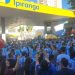Na torcida pela Argentina, branco e azul celeste tomam conta da Rua da Mooca, em São Paulo