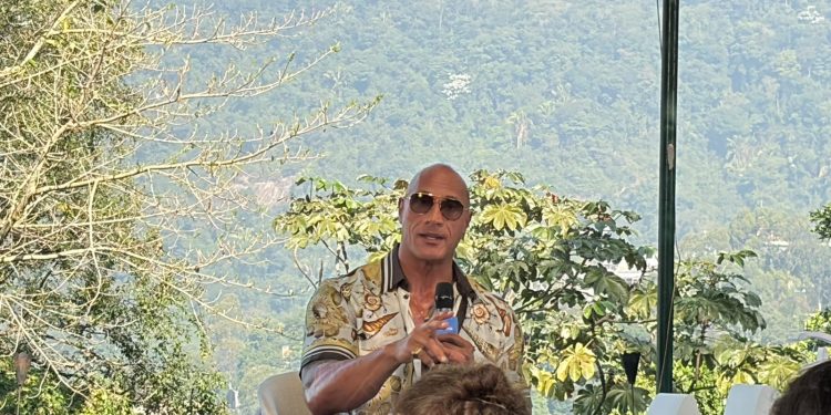 No Rio, The Rock fala sobre live-action de 'Moana' e palpita sobre a Copa do Mundo: 'Brasil vai ganhar'