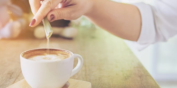 Nova análise mostra como os substitutos do açúcar podem afetar a saúde intestinal e o metabolismo; entenda