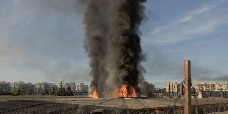 Novo ataque russo a Kiev já deixa pelo menos quatro mortos e quinze feridos