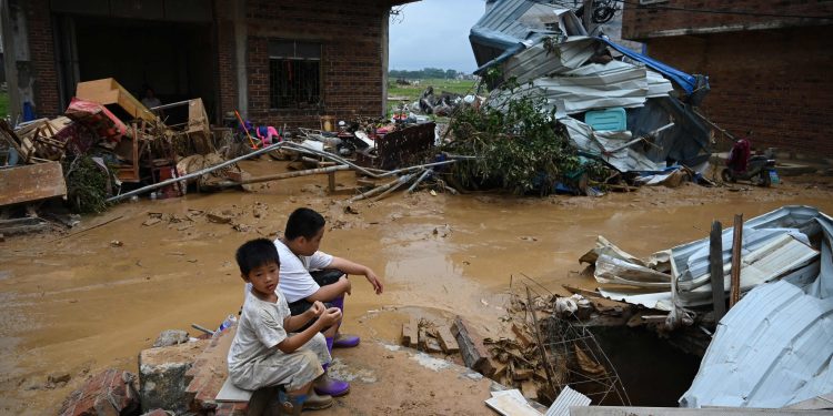 Número de mortos em inundações após temporais no sul da China sobe para 39