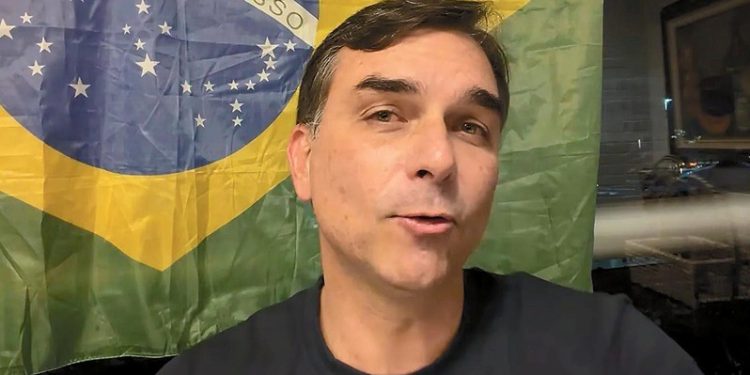 O motivo que fez Flávio Bolsonaro trocar os marqueteiros de sua campanha