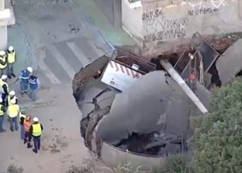 Obra da Sabesp abre cratera em Osasco, e três casas são interditadas