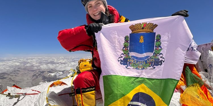 Olivia Bonfim escala Everest e Lhotse e entra no Guinness