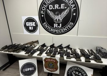 PF prende motorista com 16 fuzis e quatro pistolas que seriam entregues a facção criminosa no Rio