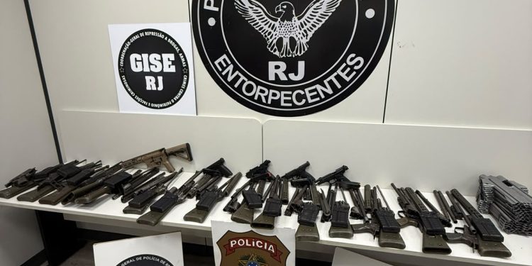 PF prende motorista com 16 fuzis e quatro pistolas que seriam entregues a facção criminosa no Rio