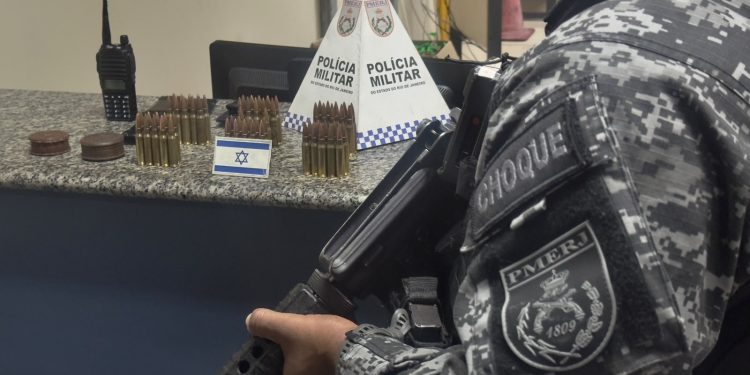 PM apreende dois fuzis em operação para impedir avanço de facções rivais em Cordovil