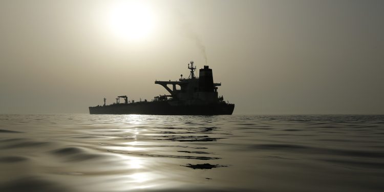 Petróleo salta mais de 6% após Trump dizer que cessar-fogo com Irã acabou