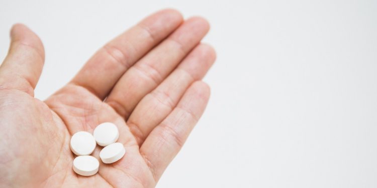 Pílula semanal contra o HIV é tão eficaz quanto tratamento diário, mostra estudo internacional