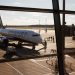 Pneu de avião aparece rolando em pista de aeroporto e companhia investiga causa do incidente; vídeo