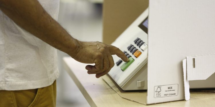 Por que Flávio questiona as urnas?