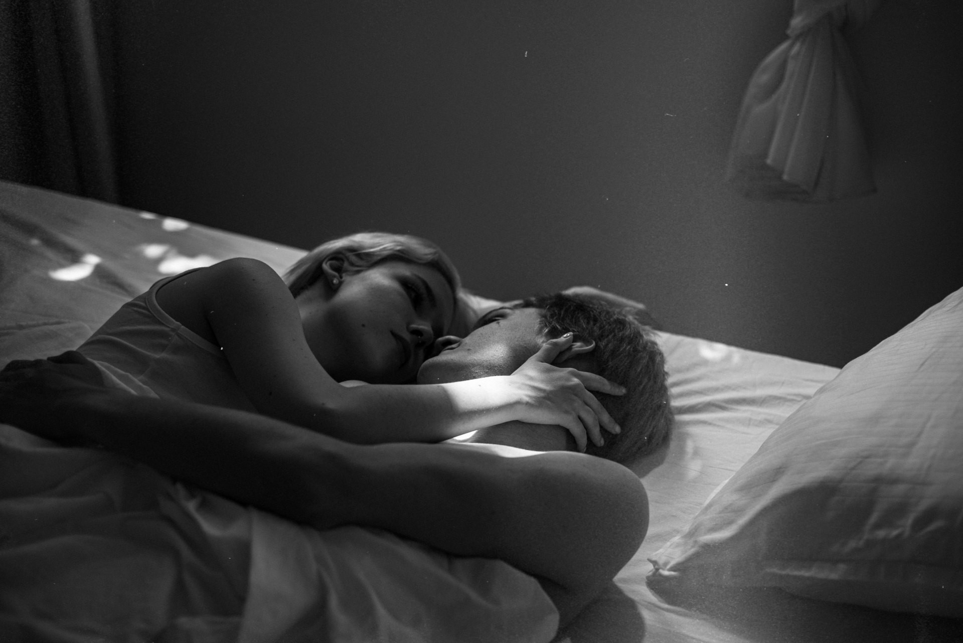 Por que algumas pessoas preferem apagar a luz durante as relações sexuais? Especialistas explicam
