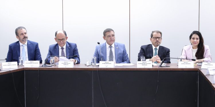 Presidente do TSE propõe 'selo' a institutos de pesquisa que mais se aproximarem dos resultados da eleição e enfrenta resistências