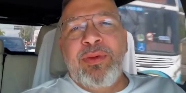 Preso por fuzil em carro, ex-prefeito já deu até carona a aliados em veículo com armas