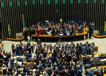 Projeto que criminaliza a misoginia enfrenta resistência do PL, e negociação sobre liberdade religiosa vira impasse em votação