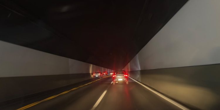 Quase 40 horas após vendaval, 124 mil imóveis seguem sem luz no Rio