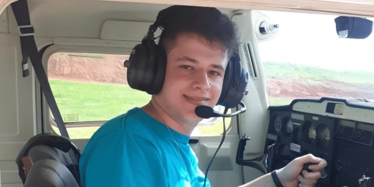 Quem era o piloto de 25 anos que morreu após avião cair em SP