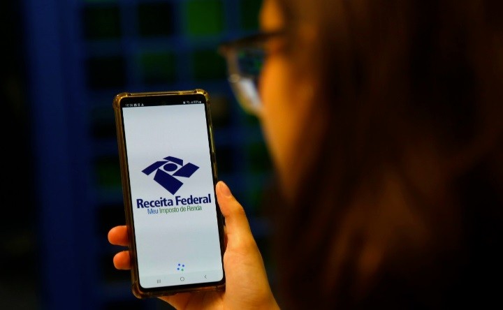 Quem recebe a restituição do Imposto de Renda 2026? Veja como consultar