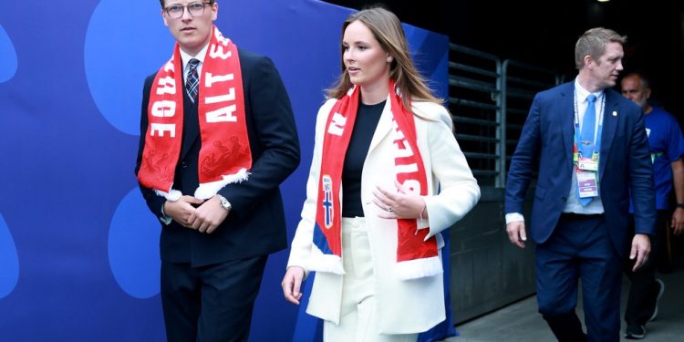 Os príncipes na Noruega Sverre Magnu e Ingrid Alexandra, no estádio para o jogo do país contra o Brasil — Foto: ELSA / GETTY IMAGES VIA AFP