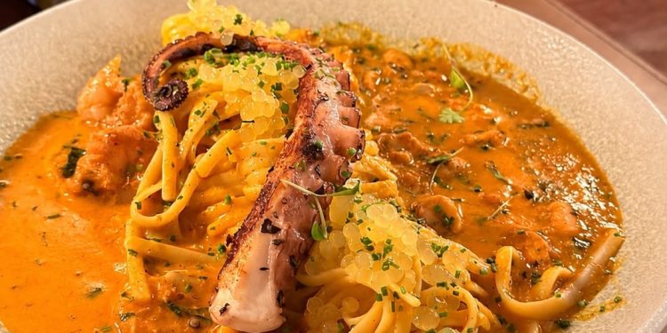 Quitéria, em Ipanema, faz jus à localização a poucos passos do mar e entrega uma gastronomia marcada pelo frescor tropical