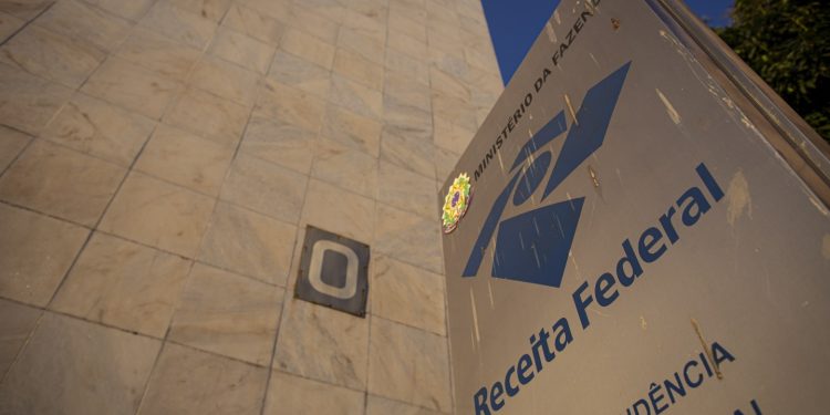 Receita Federal faz leilão de iPhones, notebooks e veículos: veja como fazer lances a partir de hoje