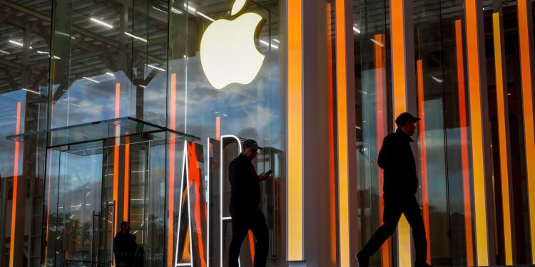 Receita da Apple supera previsões, mas vendas na China e em serviços frustram mercado