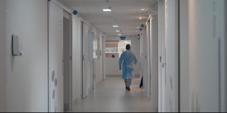 Recém-nascido é encontrado em lixeira de banheiro de hospital em Sorocaba