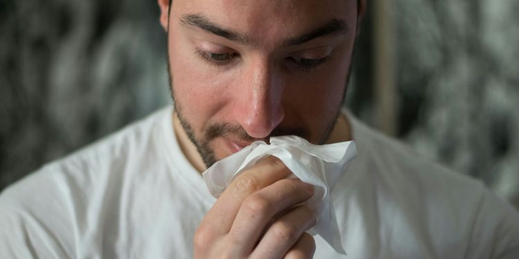 Resfriado ou rinite: como diferenciar e o que fazer ao primeiro sinal de sintomas