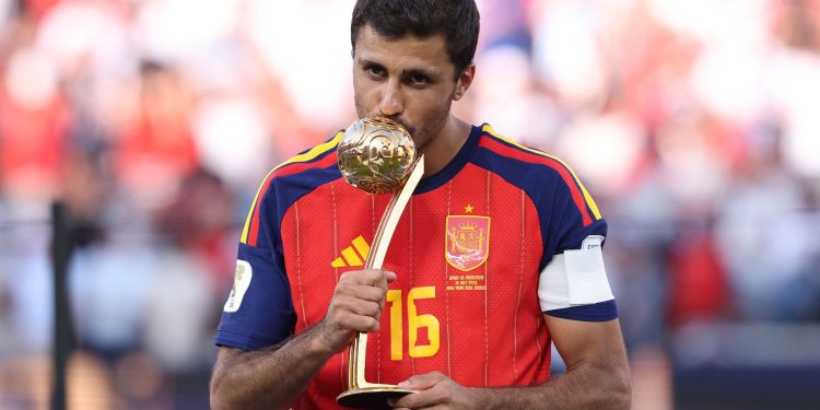 Rodri é eleito melhor jogador da Copa do Mundo, mas web critica: 'Um deboche'