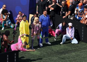 Ronaldo e Ronaldinho Gaúcho participam do show de Madonna no intervalo da final da Copa do Mundo; web reage