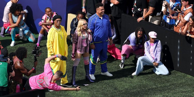 Ronaldo e Ronaldinho Gaúcho participam do show de Madonna no intervalo da final da Copa do Mundo; web reage