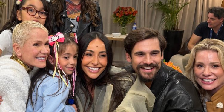 Sabrina Sato curte turnê de Xuxa com Zoe e visita camarim: 'Primeira vez que a levei a um show'