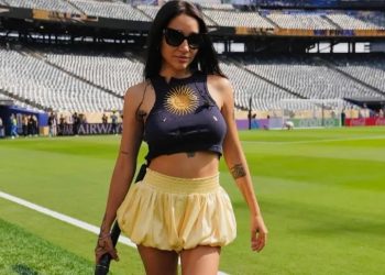 Saiba quem é María Becerra, responsável por cantar o hino da Argentina na final da Copa