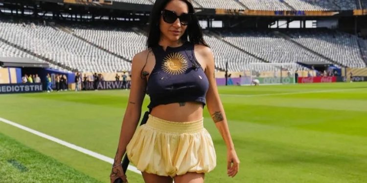 Saiba quem é María Becerra, responsável por cantar o hino da Argentina na final da Copa