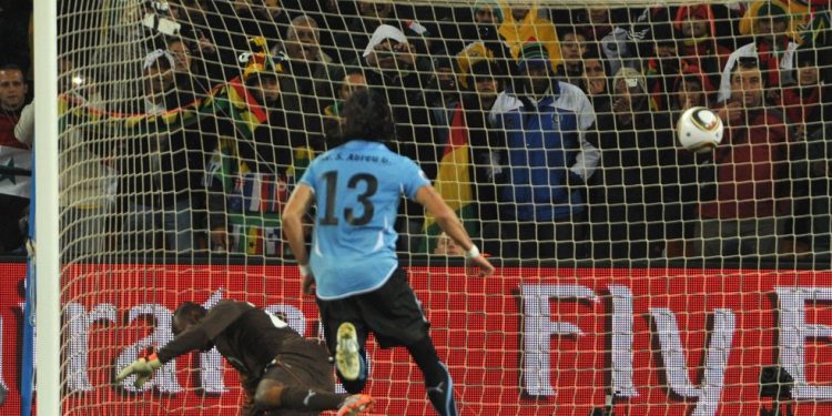 Loco Abreu d[a a histórica cavadinha contra Gana, na Copa do Mundo da África do Sul — Foto: AFP/ROBERTO SCHMIDT