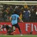 Loco Abreu d[a a histórica cavadinha contra Gana, na Copa do Mundo da África do Sul — Foto: AFP/ROBERTO SCHMIDT